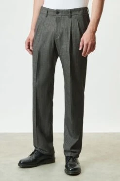 DRYKORN Relaxed Fit Bundfaltenhose In Flanell Mit Herringbone Optik Grau