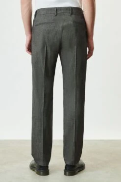 DRYKORN Relaxed Fit Bundfaltenhose In Flanell Mit Herringbone Optik Grau -Drykorn Geschäft 10 40 138244 40518 LEEK 6100 03 1210c518d2f059a7a8b72e5ea341c6e48a5a4b99 720x1080