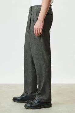 DRYKORN Relaxed Fit Bundfaltenhose In Flanell Mit Herringbone Optik Grau -Drykorn Geschäft 10 40 138244 40518 LEEK 6100 04 d17eb7755175b40e5d7bee42c45f5b43c65fd3fe 720x1080