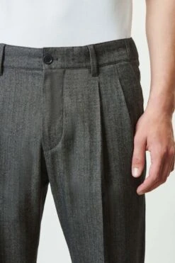 DRYKORN Relaxed Fit Bundfaltenhose In Flanell Mit Herringbone Optik Grau -Drykorn Geschäft 10 40 138244 40518 LEEK 6100 05 b7d2a5ec610fc06740c348206a57669f091e2be9 720x1080