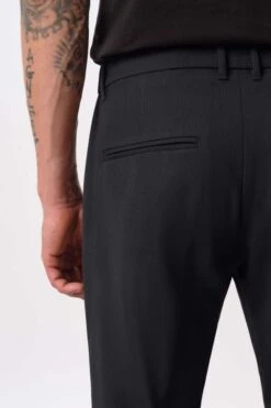 Konfektionierte Slim Fit Hose In Woll-Mix Mit Tonalem Jaquard Schwarz -Drykorn Geschäft 10 40 138284 40675 AJEND SK 1000 04 3b6508367a414752980f740920612fa05ee0d29f 720x1080