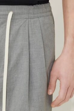 DRYKORN Casual Bundfaltenhose Mit Tunnelzug Grau -Drykorn Geschäft 10 40 142055 40646 MORVI 6402 04 841b53f721ddc9a081db26e136fa5bf95c568fd3 720x1080