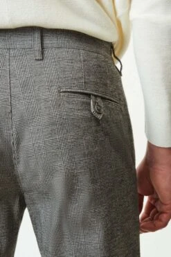 DRYKORN Klassische Chino In Softem Baumwoll-Mix Grau -Drykorn Geschäft 10 40 146435 40497 MAD 6203 04 28d492430d54a1f254b6c57ae25ae4936024d1f3 720x1080