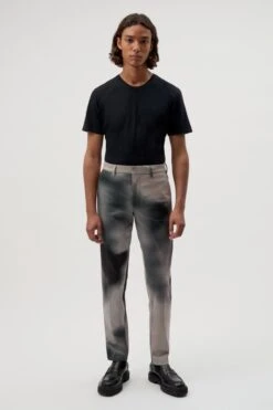 DRYKORN Slim Fit Hose Mit Cloud-Print Grau -Drykorn Geschäft 10 40 150157 40427 SIGHT 6402 02 981b4fa542bcb6ad8c156cea7c3469b214bf2ee3 720x1080