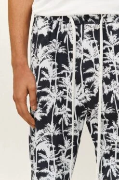 DRYKORN Jogpants Mit Palmen-Print Blau 11 DRYKORN Jogpants Mit Palmen-Print Blau -Drykorn Geschäft 10 40 150166 40473 JEGER 3000 04 69a39c92bf85cb5df841cd140de98ddd5c223096 720x1080
