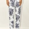 DRYKORN Casual Hose Mit Bundfalte Und Floral-Print Weiß 1 DRYKORN Casual Hose Mit Bundfalte Und Floral-Print Weiß -Drykorn Geschäft 10 40 150167 40393 CHASY 6000 01 ea0d3069e14e6905ea79d49be18f02ef67f91858 720x1080