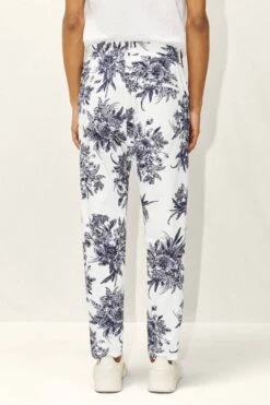 DRYKORN Casual Hose Mit Bundfalte Und Floral-Print Weiß -Drykorn Geschäft 10 40 150167 40393 CHASY 6000 03 7fc739791ca020b5225316b8ce388e328220c8e9 720x1080