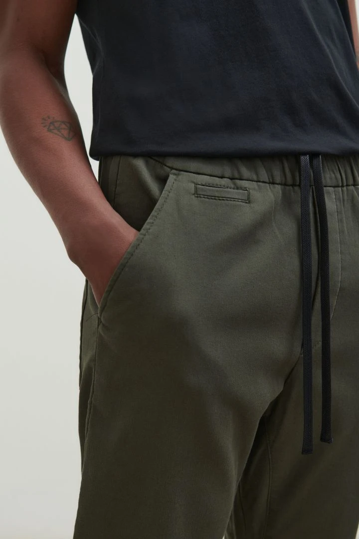 Legere Jogpant Im Lederlook Oliv 6 Legere Jogpant Im Lederlook Oliv - Image 4