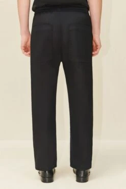 DRYKORN Tunnelzughose Mit Geradem Bein Aus Beschichteter Baumwolle Schwarz -Drykorn Geschäft 10 40 156001 40666 JAMARO 1000 03 33f528317ae4ed940c8b24570a43b638c49919a5 720x1080