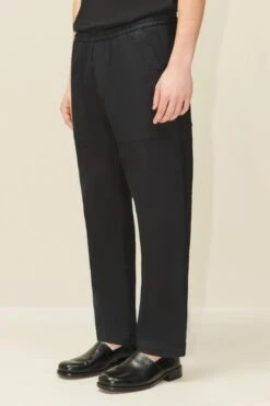 DRYKORN Tunnelzughose Mit Geradem Bein Aus Beschichteter Baumwolle Schwarz -Drykorn Geschäft 10 40 156001 40666 JAMARO 1000 04 a5c5360d9e74c318df938fcf5bad36963e367645 720x1080