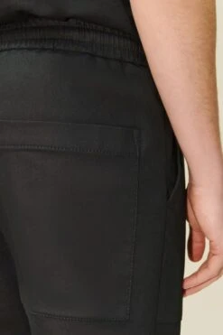 DRYKORN Tunnelzughose Mit Geradem Bein Aus Beschichteter Baumwolle Schwarz -Drykorn Geschäft 10 40 156001 40666 JAMARO 1000 05 db5b5bf6e2cab0bee634e3b32a25e19140ebc58c 720x1080