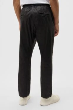 Jogpants In Lederoptik Schwarz 11 Jogpants In Lederoptik Schwarz -Drykorn Geschäft 10 40 156021 40638 MATO 1000 03 289964df36d6d705f3bbda8fd84c93605dad4437 720x1080
