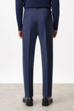 Casual Hose Mit Bundfalte Aus Bi-Stretch Blau -Drykorn Geschäft 10 40 190001 40393 CHASY 3302 03 e2f992e184a2d53c29469bcad3b98356513b06ba 720x1080