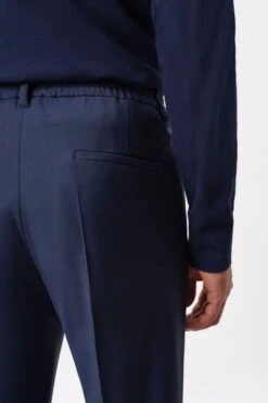 Casual Hose Mit Bundfalte Aus Bi-Stretch Blau -Drykorn Geschäft 10 40 190001 40393 CHASY 3302 04 b57a46d23a388d3b85e5b39b2f5e98d192d039e3 720x1080