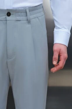 Casual Hose Mit Bundfalte Aus Bi-Stretch Wolle Blau -Drykorn Geschäft 10 40 190001 40393 CHASY 3900 04 b90fc91289e293832e83b1f2f4431fd2d50d6f92 720x1080