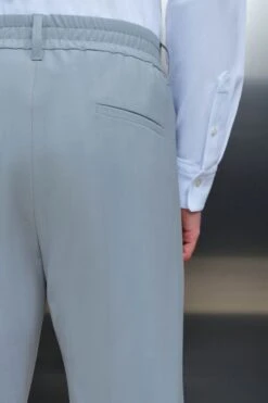 Casual Hose Mit Bundfalte Aus Bi-Stretch Wolle Blau -Drykorn Geschäft 10 40 190001 40393 CHASY 3900 05 9ac1ea9f1d783642a909edae0b8f8d7b6aa2cca1 720x1080