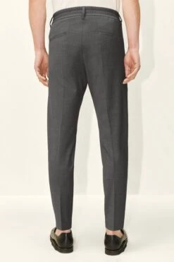 Casual Hose Mit Bundfalte Aus Bi-Stretch Grau -Drykorn Geschäft 10 40 190001 40393 CHASY 6400 03 cc4fbeb22612f4301f322c2a7689bc69570022e9 720x1080