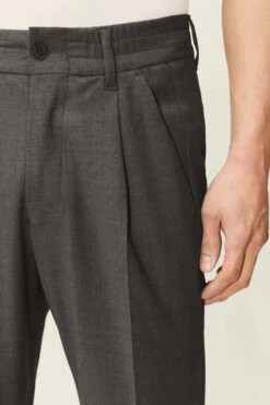 Casual Hose Mit Bundfalte Aus Bi-Stretch Grau -Drykorn Geschäft 10 40 190001 40393 CHASY 6400 04 b1d5816bb30f646c4ce36c2382ca067b603cebe9 720x1080