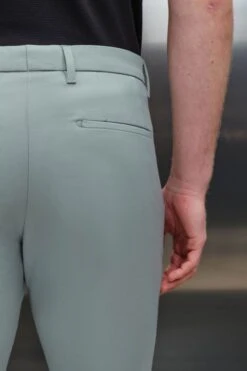 Bi-Strech Slim Fit Hose Grün -Drykorn Geschäft 10 40 190001 40512 PIET SK 2602 05 2c734cef56c416bdd40b19d283f22e7b2eae76b1 720x1080