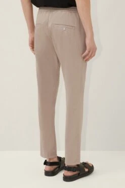 DRYKORN Jogpants Aus Bi-Stretch Baumwolle Braun -Drykorn Geschäft 10 40 270008 40473 JEGER 1700 03 0d86a31460160117ba55955ea7e68756f553a849 720x1080