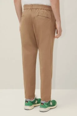 DRYKORN Casual Hose Mit Bundfalte Aus Bi-Stretch Baumwolle Braun -Drykorn Geschäft 10 40 270062 40393 CHASY 1400 03 8b1310dbcabd0b676bbae9b73f61039afef2b4e9 720x1080