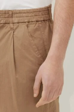 DRYKORN Casual Hose Mit Bundfalte Aus Bi-Stretch Baumwolle Braun -Drykorn Geschäft 10 40 270062 40393 CHASY 1400 04 c0fb2677e46f3ccb35d961427de15b3c8abfd219 720x1080