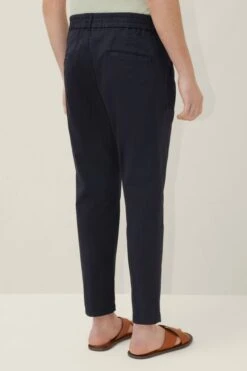 DRYKORN Casual Hose Mit Bundfalte Aus Bi-Stretch Baumwolle Blau -Drykorn Geschäft 10 40 270062 40393 CHASY 3000 03 e3e7d1b5a30018dd4af2bd12d8e54b2d9991118b 720x1080