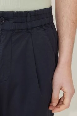 DRYKORN Casual Hose Mit Bundfalte Aus Bi-Stretch Baumwolle Blau -Drykorn Geschäft 10 40 270062 40393 CHASY 3000 04 f69ed3eea07d876e90d791cf939535fd0afc6675 720x1080