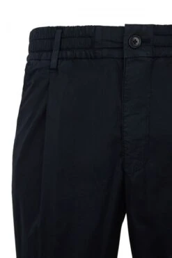 DRYKORN Casual Hose Mit Bundfalte Aus Bi-Stretch Baumwolle Blau -Drykorn Geschäft 10 40 270062 40393 CHASY 3000 09 c9ca50a0db6903cbcc128f5f1a6c53e072591ac7 720x1080