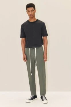 DRYKORN Jogpants Mit Tunnelzug Aus Lyocell-Baumwoll-Mix Grün -Drykorn Geschäft 10 40 270104 40473 JEGER 2100 02 3ef093a36242d61c88b4820bd453880290c8d90a 720x1080