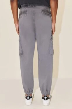 DRYKORN Utility Pants Mit Bundfalten Aus Elatischer Baumwolle Grau -Drykorn Geschäft 10 40 270109 40669 LIGRO 6200 03 572ae27f5b717df914b659344e7b746b47893205 720x1080