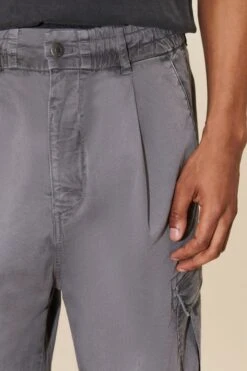 DRYKORN Utility Pants Mit Bundfalten Aus Elatischer Baumwolle Grau -Drykorn Geschäft 10 40 270109 40669 LIGRO 6200 04 78d87afb4c5e116fa49011408da4440d8c3aa4bd 720x1080