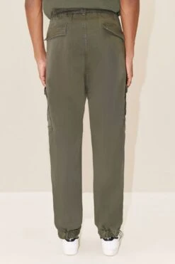 DRYKORN Utility Pants Mit Bundfalten Aus Elatischer Baumwolle Grün -Drykorn Geschäft 10 40 270113 40669 LIGRO 2100 03 fa16e6f03b66d6280c043018176112ee2b93a37c 720x1080