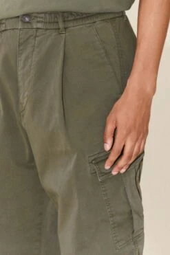 DRYKORN Utility Pants Mit Bundfalten Aus Elatischer Baumwolle Grün -Drykorn Geschäft 10 40 270113 40669 LIGRO 2100 04 9e401e42ef4c4033e59f9331d4e411812bc64cc4 720x1080