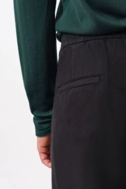 DRYKORN Casual Hose Mit Bundfalte In Twill Mit Garment-Dye Schwarz -Drykorn Geschäft 10 40 270115 40393 CHASY 1000 04 08d6d79a43aa9fd6ba28c181158119991701e237 720x1080