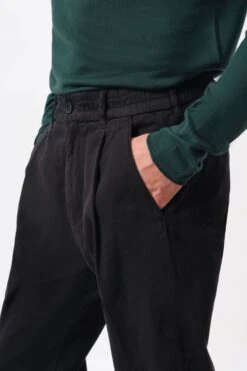 DRYKORN Casual Hose Mit Bundfalte In Twill Mit Garment-Dye Schwarz -Drykorn Geschäft 10 40 270115 40393 CHASY 1000 05 9401031812267e9ee921ba9062bda90e00972057 720x1080
