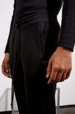 Jogpants Mit Logo-print Schwarz -Drykorn Geschäft 10 40 522064 40509 JEGER J 1000 04 b9b704bff02d5ab84648aaa14af52926ffc872d4 720x1080