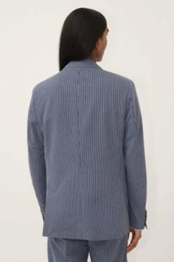 DRYKORN Klassiches Sakko In Streifen Dessin Blau 9 DRYKORN Klassiches Sakko In Streifen Dessin Blau -Drykorn Geschäft 10 42 142056 42381 CARLES 3100 03 cda219c76fb9996f58151f6b8da23f6897bddae0 720x1080