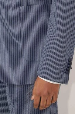 DRYKORN Klassiches Sakko In Streifen Dessin Blau 10 DRYKORN Klassiches Sakko In Streifen Dessin Blau -Drykorn Geschäft 10 42 142056 42381 CARLES 3100 04 a8aff435aa8228582998a5da07bcf1fefe858886 720x1080