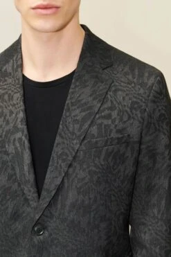 DRYKORN Regular Fit Sakko In Woll-Mix Mit Tonalem Jaquard Schwarz -Drykorn Geschäft 10 42 150171 42381 CARLES 1000 04 a0a76c5c6bff9f9efc2a899f33d68ee06cc41ede 720x1080