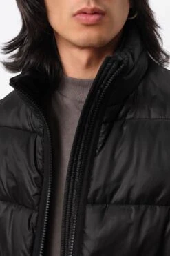 DRYKORN Puffer Weste Schwarz -Drykorn Geschäft 10 43 134092 43136 VERON 1000 04 07dab5a49f9e9b30ce201fbbead5b456e966f25d 720x1080