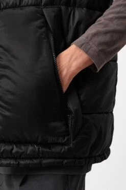 DRYKORN Puffer Weste Schwarz -Drykorn Geschäft 10 43 134092 43136 VERON 1000 05 12f2521b9908f388a95913cc7b69925f16b40fd7 720x1080