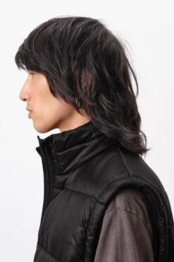 DRYKORN Puffer Weste Schwarz -Drykorn Geschäft 10 43 134092 43136 VERON 1000 06 c8ec7a0fc5ab908ab6c6f4d22aab8953aa72beaa 720x1080