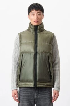 DRYKORN Puffer Weste Mit Stehkragen Grün 10 DRYKORN Puffer Weste Mit Stehkragen Grün -Drykorn Geschäft 10 43 134092 43136 VERON 2100 01 f63a950bfc3d71d6da21ffedeb44f3caf23fe9f2 720x1080