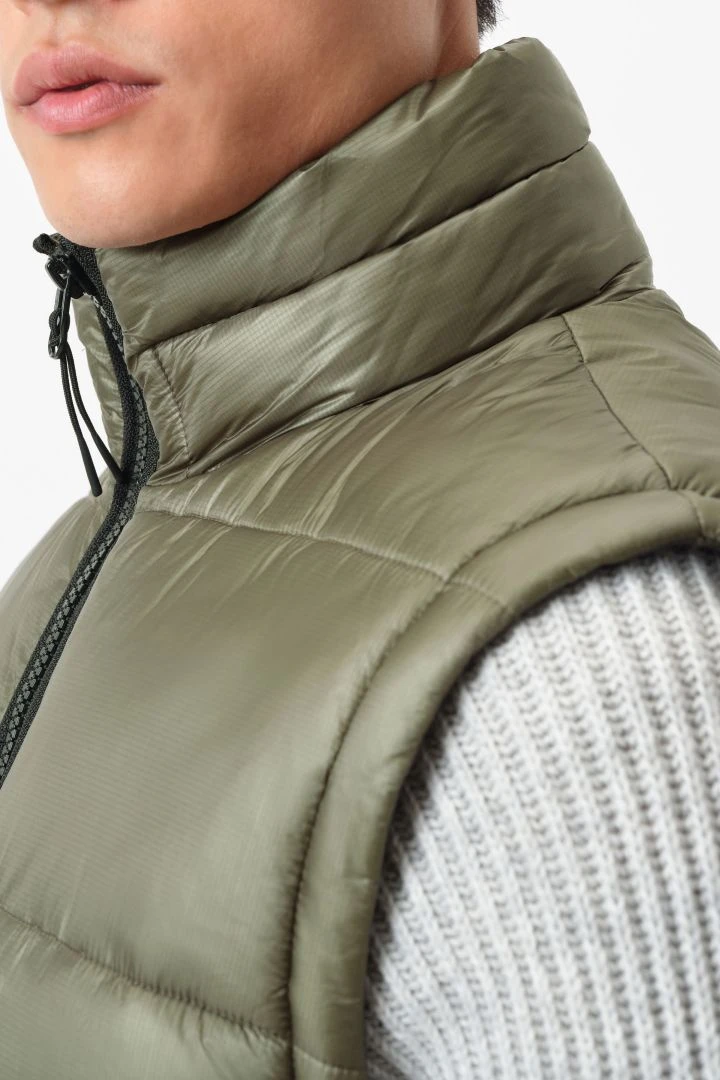 DRYKORN Puffer Weste Mit Stehkragen Grün 6 DRYKORN Puffer Weste Mit Stehkragen Grün - Image 4