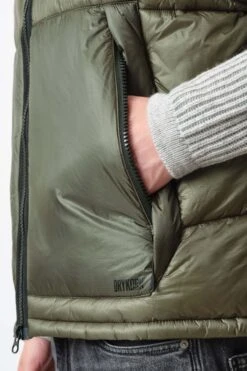 DRYKORN Puffer Weste Mit Stehkragen Grün 12 DRYKORN Puffer Weste Mit Stehkragen Grün -Drykorn Geschäft 10 43 134092 43136 VERON 2100 05 ecf99622580fce6b1daab324ee7218fa0a5b765e 720x1080
