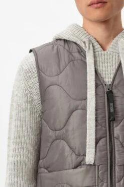 DRYKORN Steppweste Aus Lightdaune Grau -Drykorn Geschäft 10 43 134132 43138 ALONO 6402 04 e3daac04fb035593fbdef51133240ef52d038fa7 720x1080