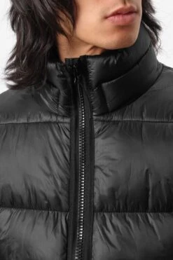 DRYKORN Puffer Jacket Schwarz -Drykorn Geschäft 10 44 134092 44742 VERO 1000 04 9df4a9f22b6ba042823e8ee42d1f1d31efb2b393 720x1080