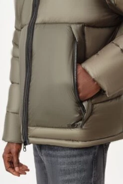 DRYKORN Puffer Jacket In Semi Transparentem Ripstop Grün -Drykorn Geschäft 10 44 134092 44742 VERO 2100 05 5c6aff37c2c44c8c3ac74c2670edaa7337091e3b 720x1080