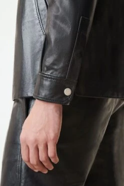 Gefütterte Hemdjacke In Weichem Lamm-Nappa Leder Schwarz 11 Gefütterte Hemdjacke In Weichem Lamm-Nappa Leder Schwarz -Drykorn Geschäft 10 44 180042 44784 SELETON 1000 04 c2d66c643f7d0d459442da61f9ec7becaeefc134 720x1080